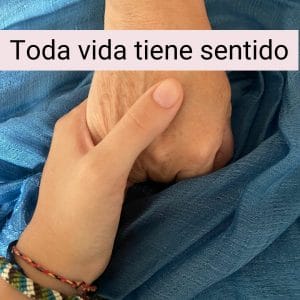 Dos manos unidas con un fondo de tela azul oscuro y un texto que pone: Toda vida tiene sentido